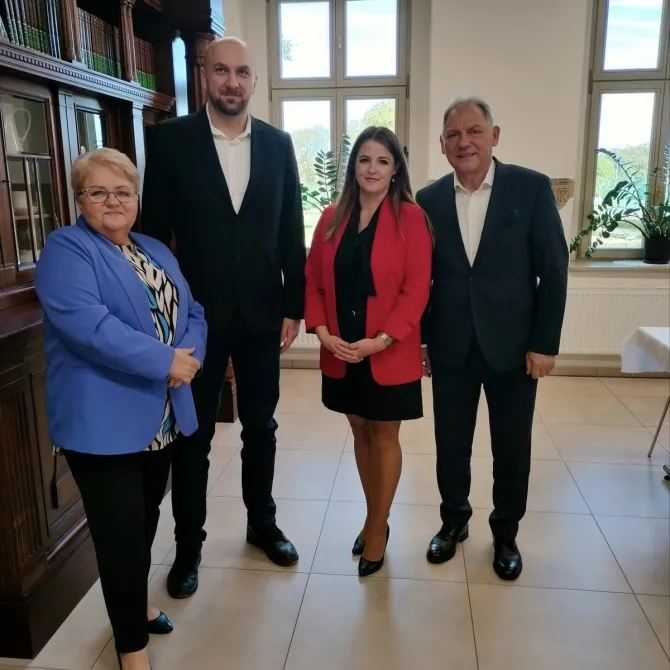 Na zdjęciu laueatka konkursu 9 miesięcy pełnych miłości wraz z Burmistrzem Gminy i Miasta Czerwionka-Leszczyny Wiesławem Janiszewski, Dyrektorem Ośrodka Pomocy Społecznej w Czerwionce-Leszczynach Celiną Cymorek oraz Zastępcą Przewodniczącego Gminnej Komisji Rozwiązania Problemów Alkoholowych w Czerwionce-Leszczynach Tomaszem Oparskim (3)