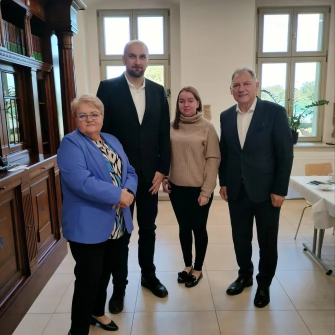 Na zdjęciu laueatka konkursu 9 miesięcy pełnych miłości wraz z Burmistrzem Gminy i Miasta Czerwionka-Leszczyny Wiesławem Janiszewski, Dyrektorem Ośrodka Pomocy Społecznej w Czerwionce-Leszczynach Celiną Cymorek oraz Zastępcą Przewodniczącego Gminnej Komisji Rozwiązania Problemów Alkoholowych w Czerwionce-Leszczynach Tomaszem Oparskim (5)