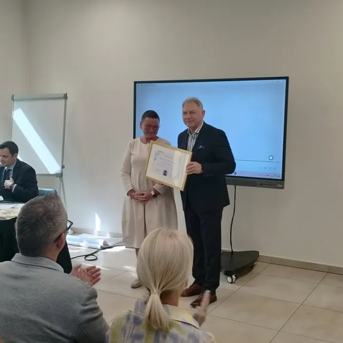 Na zdjęciu dr hab. Magdalena Szafranek, prof. UW, oraz Wiesław Janiszewski Burmistrz Gminy i Miasta Czerwionka-Leszczyny podczas wręczenia certyfikatu