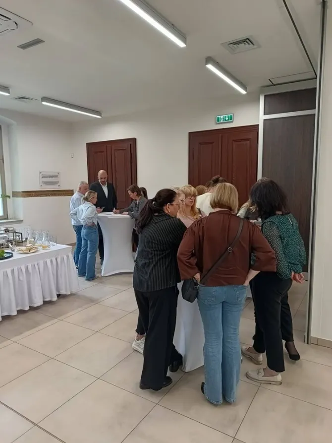 Na zdjęciu uczestnicy konferencji w trakcie prac warsztatowych prowadzonych przez dr hab. Magdalena Szafranek, prof. UW