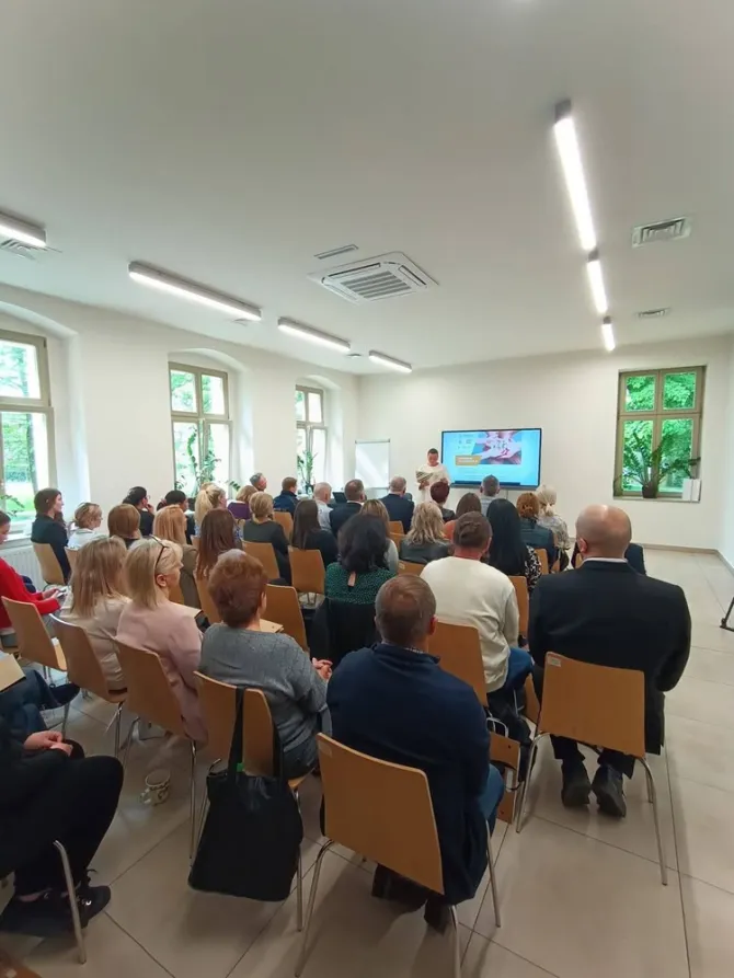 Na zdjęciu uczestnicy konferencji w trakcie odczytywania laudacji przez dr hab. Magdalena Szafranek, prof. UW