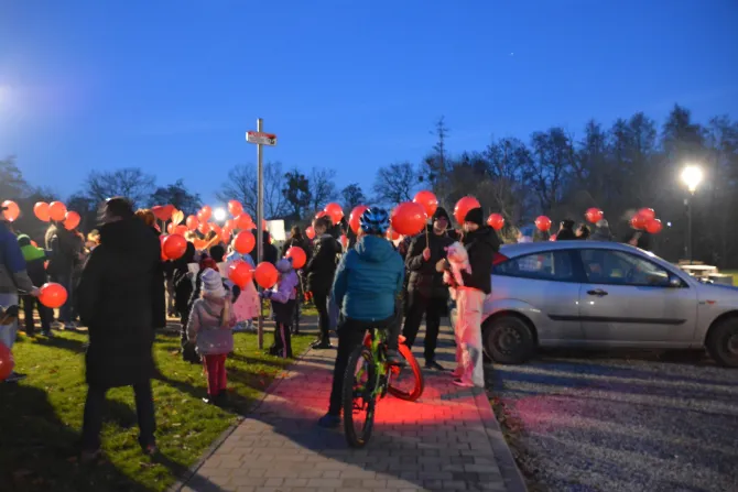 Na zdjęciu dzieci uczestniczące w finale kampanii Dzieciństwo bez przemocy, które w rękach trzymają czerwone balony oraz przygotowują się do wymarszu w stronę Zameczku