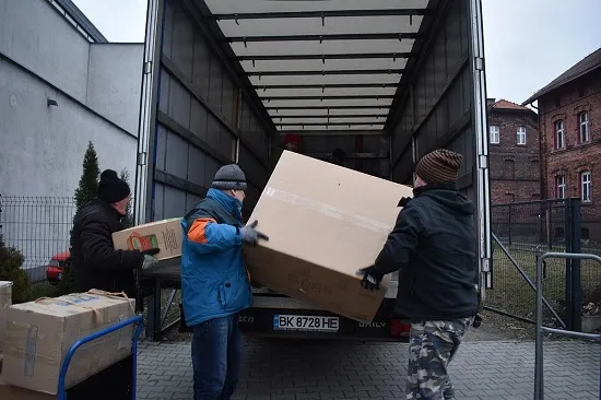 Załadunek paczek z darami dla miasta Dubna na samochód