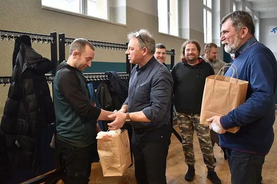 Przekazanie paczki z darami dla przedstawiciela miasta Dubna