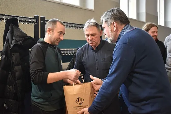 Przekazanie paczki z darami dla przedstawiciela miasta Dubna