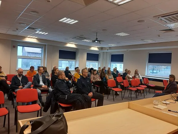 Na zdjęciu osoby uczestniczące w szkoleniu seminaryjno-warsztatowym w Centrum Kulturalno-Edukacyjnym w Czerwionce-Leszczynach (2021)