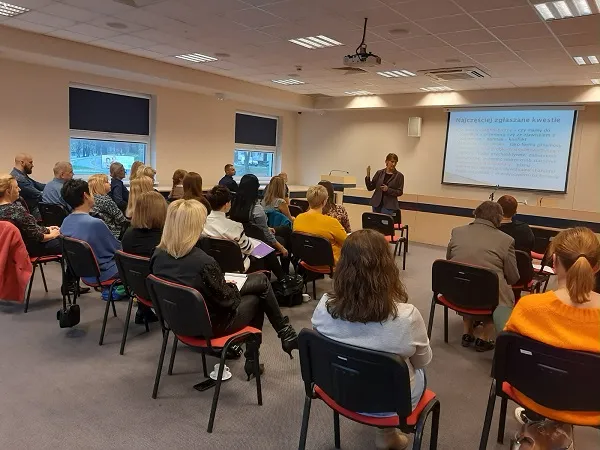 Na zdjęciu osoby uczestniczące w szkoleniu seminaryjno-warsztatowym w Centrum Kulturalno-Edukacyjnym w Czerwionce-Leszczynach, w tym osoba prowadząca szkolenie (2021)