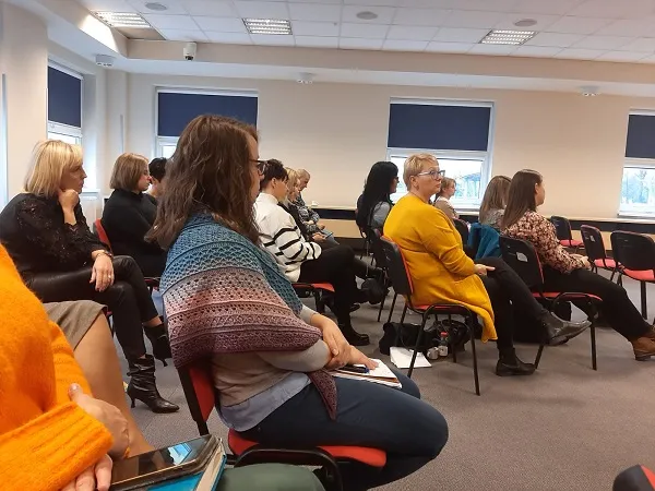 Na zdjęciu osoby uczestniczące w szkoleniu seminaryjno-warsztatowym w Centrum Kulturalno-Edukacyjnym w Czerwionce-Leszczynach (2021)