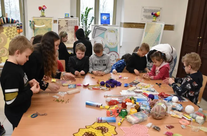 Dzieci uczestniczące w warsztatach rękodzielniczych (2)