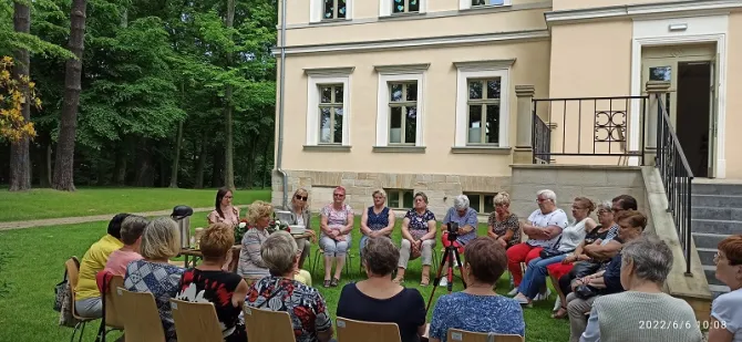 Na zdjęciu Walentyna Kozioł, autorka ksiązki "Z ziemi nieludzkiej do Polski", oraz "Seniorzy z Zameczku" podczas spotkania autorskiego w parku przy "Zameczku" w Leszczynach