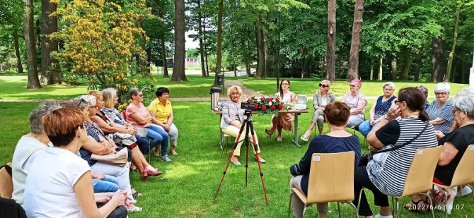 Na zdjęciu Walentyna Kozioł, autorka ksiązki "Z ziemi nieludzkiej do Polski", oraz "Seniorzy z Zameczku" podczas spotkania autorskiego w parku przy "Zameczku" w Leszczynach