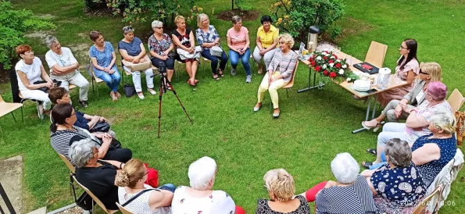 Na zdjęciu Walentyna Kozioł, autorka ksiązki "Z ziemi nieludzkiej do Polski", oraz "Seniorzy z Zameczku" podczas spotkania autorskiego w parku przy "Zameczku" w Leszczynach