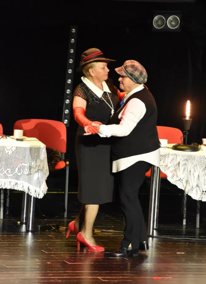 Seniorzy z Zameczku prezentujący program artystyczny Tuwim na wesoło (1) - zdj. Katarzyna Mazur, UGiM Czerwionka-Leszczyny