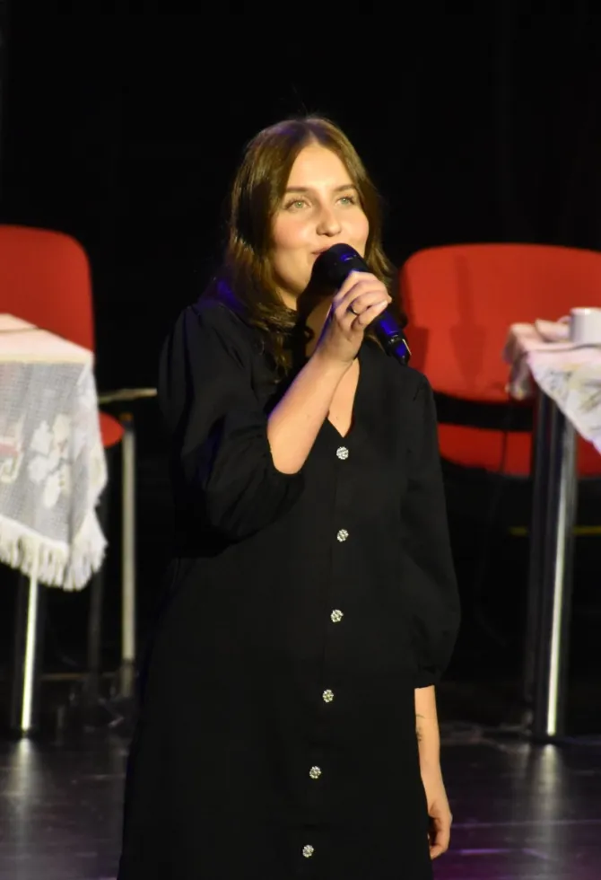 Na zdjęciu Dominika Toman, podczas występu (śpiew) z okazji jubileuszu 15-lecia grupy Seniorzy z Zameczku (zdj. Katarzyna Mazur, UGiM Czerwionka-Leszczyny)
