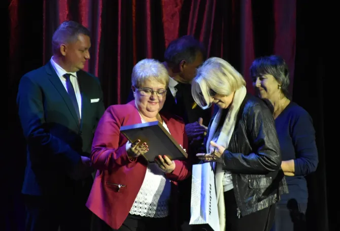 Na zdjęciu między innymi Dyrektor Ośrodka Pomocy Społecznej w Czerwionce-Leszczynach odbierająca gratulacje oraz upominki od Prezesa Uniwersytetu Trzeciego Wieku w Rybniku (zdj. Katarzyna Mazur, UGiM Czerwionka-Leszczyny)