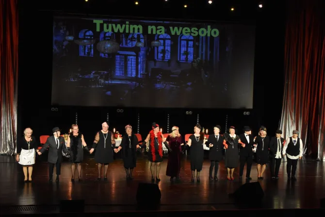 Seniorzy z Zameczku prezentujący program artystyczny Tuwim na wesoło (9) - zdj. Katarzyna Mazur, UGiM Czerwionka-Leszczyny
