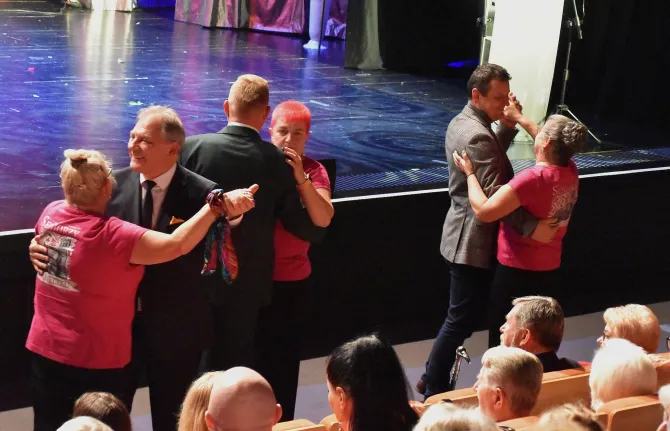 Na zdjęciu Burmistrz Gminy i Miasta Czerwionka-Leszczyny Wiesław Janiszewski, Przewodniczący Rady Miejskiej w Czerwionce-Leszczynac Artur Sola i Wiceprzewodniczący Rady Miejskiej w Czerwionce-Leszczynach Marcin Stempniak tańczący z członkiniami grupy Seniorzy z Zameczku (zdj. Katarzyna Mazur, UGiM Czerwionka-Leszczyny)