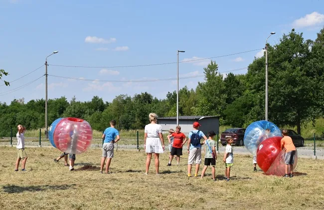 Uczestnicy festynu grający w Bumper Ball (zdj. Katarzyna Mazur)
