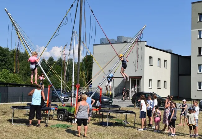 Uczestnicy festynu korzystający z eurobungee, czyli trampoliny z linami (zdj. Katarzyna Mazur)