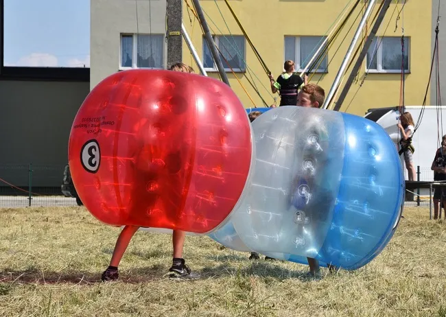 Dwóch uczestników festynu grających w Bumper Ball (zdj. Katarzyna Mazur)