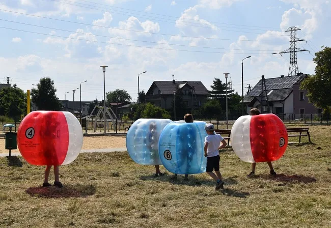 Uczestnicy festynu podczas zabawy w Bumper Ball (zdj. Katarzyna Mazur)