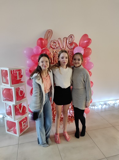 Na zdjęciu uczestniczki Walentynkowego Balu Karnawałowego na tle specjalnie przygotowanej instalacji z motywem Love