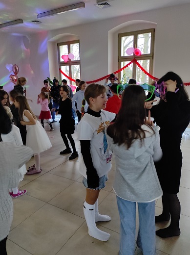 Na zdjęciu uczestnicy Walentynkowego Balu Karnawałowego w trakcie tańczenia