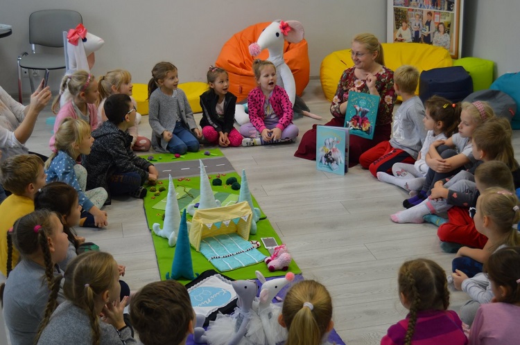 Na zdjęciu przedszkolaki podczas spotkania z Aliną Przydatek, autorką książek dla dzieci (1)