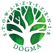 Logo Stowarzyszenia "DOGMA" składające się z logotypu: Stowarzyszenie DOGMA, oraz sygnetu w formie koła w zielonym kolorze, w którym umieszczono drzewo w kolorze białym