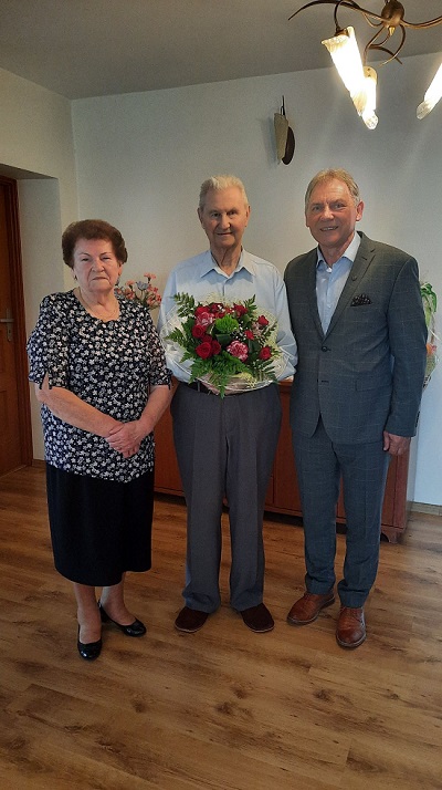 Na zdjęciu jubilat, Bronisław Polok, wraz z żoną, Natalią, oraz Burmistrzem Gminy i Miasta Czerwionka-Leszczyny, Wiesławem Janiszewskim